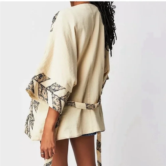 NWOT Free People Thimbleweed Soft Wrap Beige
Belted Kimono Style Jacket - Picture 3 of 3